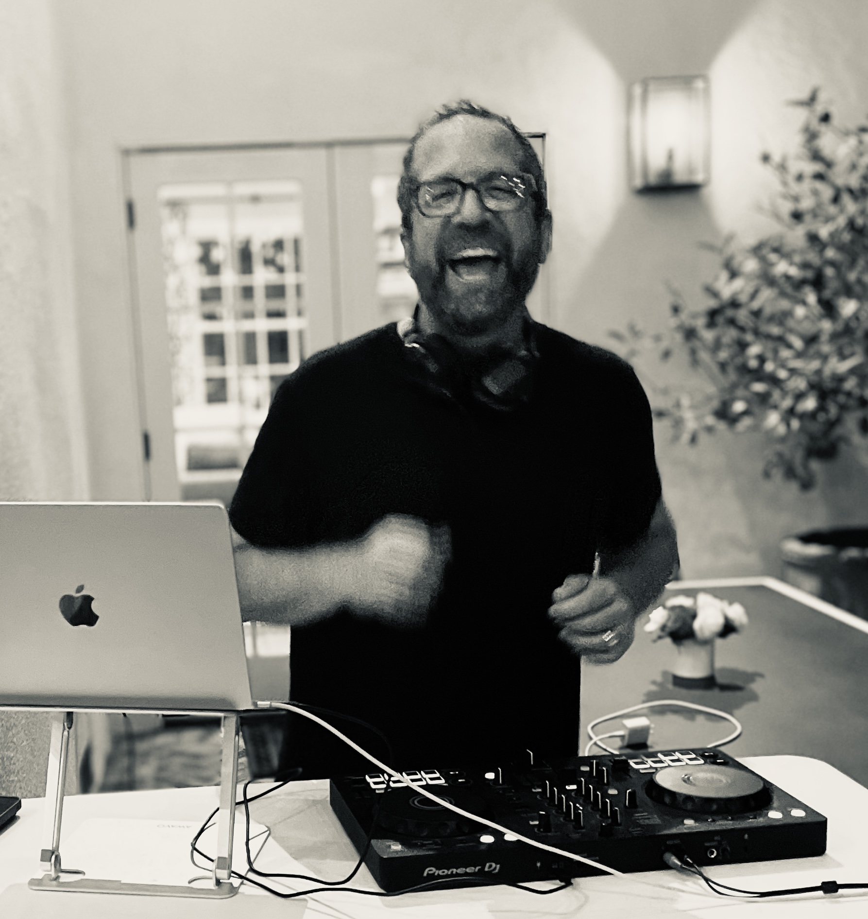 DJ DCARTZ behind the decks